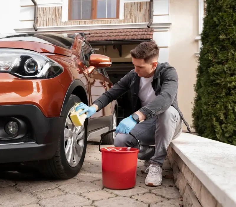 Lavage auto à domicile Saint-Sornin-Leulac : professionnel intervenant sur un véhicule